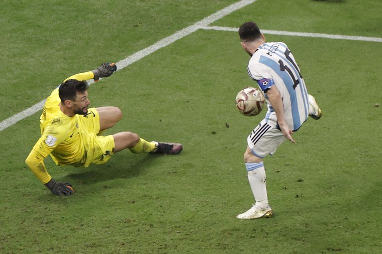 Messi empuja a gol, tras el rebote de Lloris. Foto: EFE