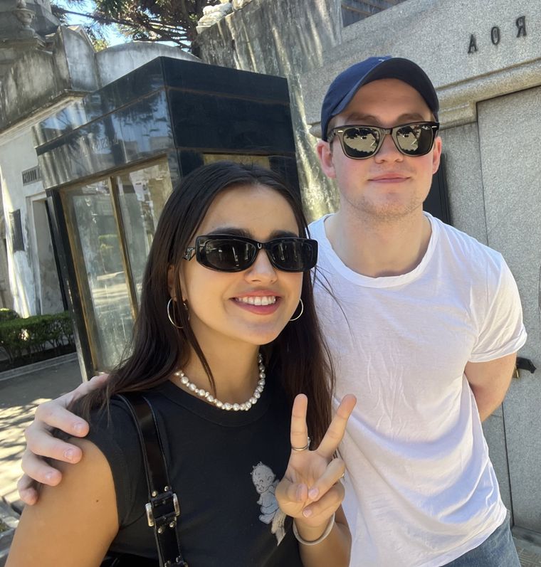 Maia y Kit paseando en el Cementerio de Recoleta. Foto: Instagram