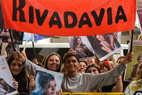 Fervor y locura en la puerta del Fuente Mayor, lugar que se convierte por una semana en el epicentro de la convivencia real. Fervor y locura en la puerta del Fuente Mayor, lugar que se convierte por una semana en el epicentro de la convivencia real.