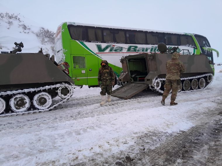 Los tanquetes del Ejército se suman a las tareas de evacuación. Foto: Ejército Argentino