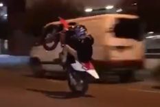 Inconsciente El motociclista avanza sin ningún pudor entre los coches.