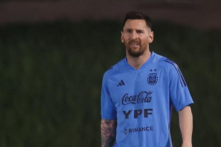 Messi trabajó a la par de sus compañeros de la Selección argentina. Foto: EFE