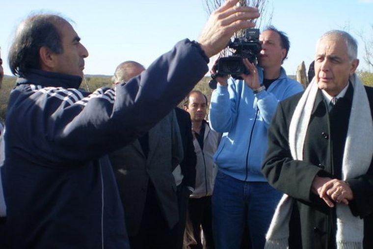 El testigo muestra el lugar al presidente del tirbunal. Foto: Mediamza