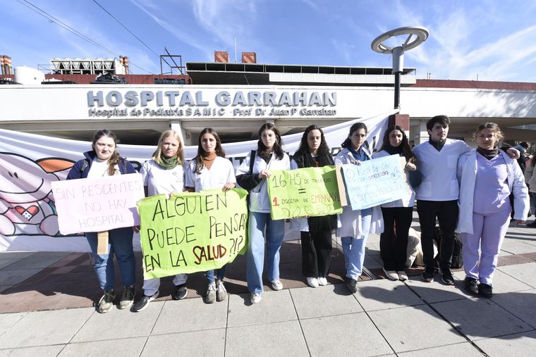 Personal de salud del Hospital Garrahan se manifiesta en reclamo por una suba salarial. Personal de salud del Hospital Garrahan se manifiesta en reclamo por una suba salarial.