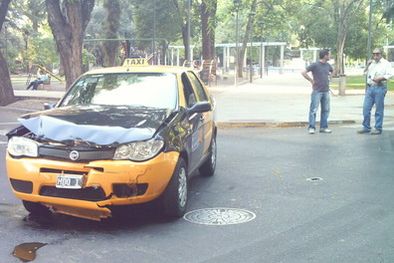 MDZol | Sólo el taxi quedó en el lugar del siniestro. Foto: Mdz