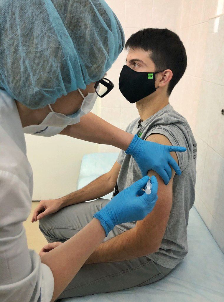 Voluntario Martín en el momento de recibir una de las dosis de la vacuna.