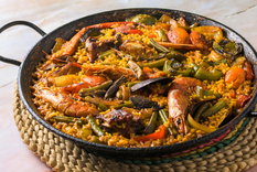 Cada región de España tiene su propia receta de paella, variando ingredientes según la disponibilidad local.