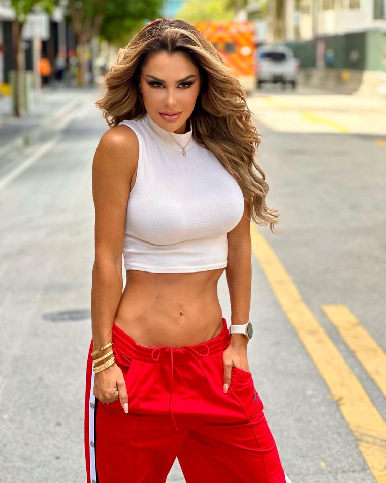Ninel Conde posa de espaldas a la cámara y desata una oleada de piropos Ninel Conde es una modelo, actriz, cantante y personalidad de las redes. Foto: Instagram/Ninel Conde