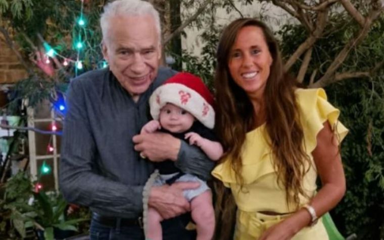 En familia Cormillot y Pasquini muestran orgullosos cada nuevo logro de su hijito.
