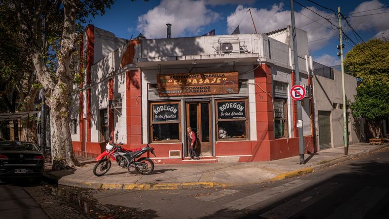 María del Carmen y Tere llevan adelante el bodegón que se convirtió en escala obligada para los amantes de la buena cocina. Foto: Julián Volpe - MDZ Foto: Julián Volpe - MDZ