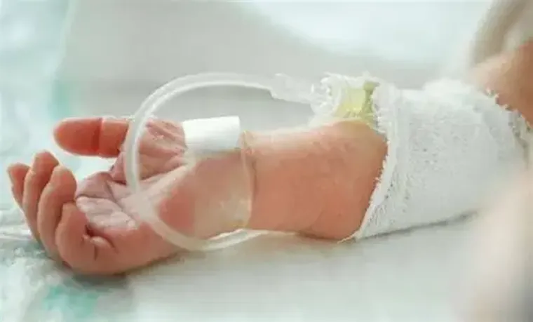 Decenas de bebés tuvieron que ser hospitalizados. Decenas de bebés tuvieron que ser hospitalizados.