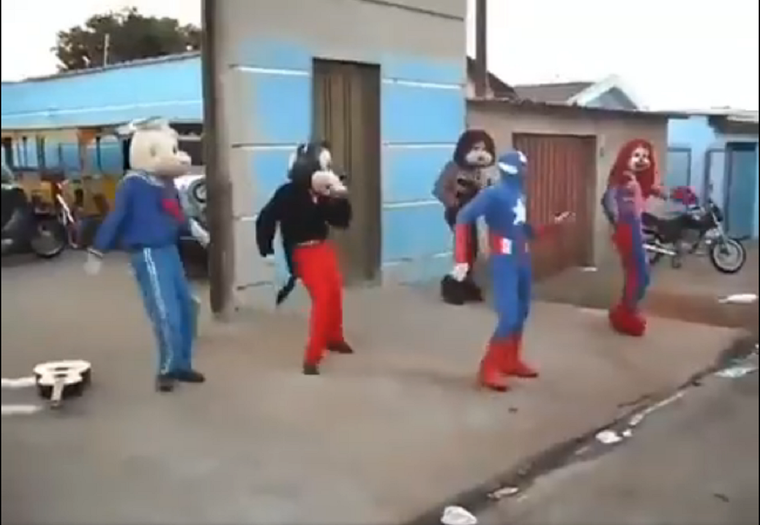 Muy gracioso, Mickey, Capitán América y otros bailando música brasilera