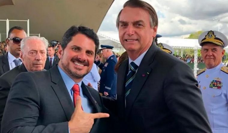 Do Val, junto a Bolsonaro: ahora, lo denuncia. Foto: BandaB.