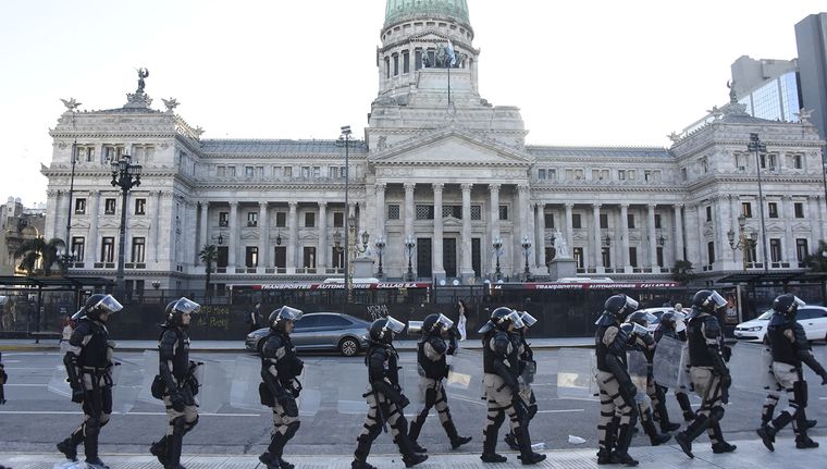 Disputas por el operativo de Seguridad de cara a la nueva marcha por los jubilados. Foto: Marcos Garcia/MDZ
