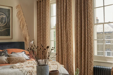 Soluciones temporales como paneles de espuma y muebles gruesos pueden ser más económicas que optar directamente por la construcción. Foto: homesandgardens.com