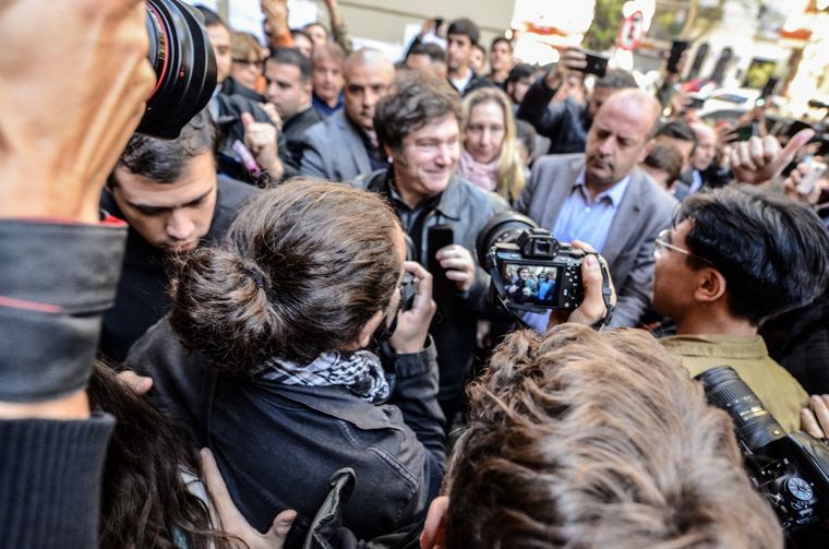 El presidente votó junto a su hermana Karina, en la UTN en Almagro Foto: Juan Mateo Aberastain/MDZ