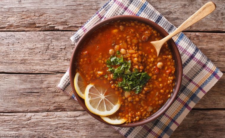 Sopa moruna con garbanzos. Una receta muy sencilla y deliciosa para hacer en pocos pasos. Foto: Shutterstock