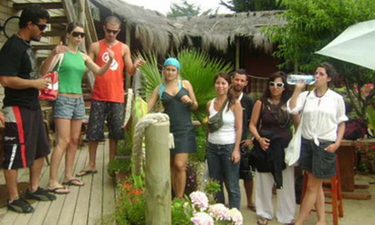 Pablo, Vale, Fran, Jime, Claudia, Sebastián, Marce y Pate, en Maitencillo. Foto: Gentileza