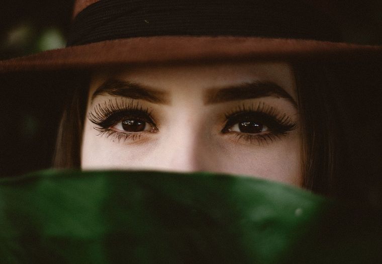 Engrosar las cejas permite cambiar tu mirada y la forma del rostro. Foto: Pixabay - pixabay.com