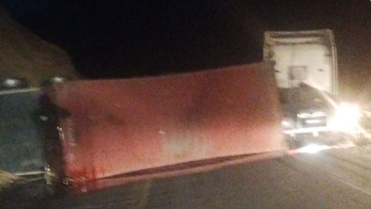 El camión volcó en la zona de Polvaredas.