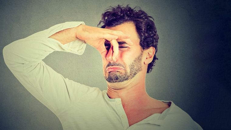 Esta fórmula casera eliminará el olor feo que queda al quitarte los zapatos. Foto: Shutterstock