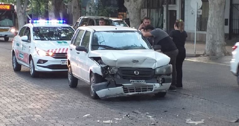 Un fuerte impacto se produjo entre dos vehículos en Arístides Villanueva al 400 Foto: Cristian Minich/MDZ