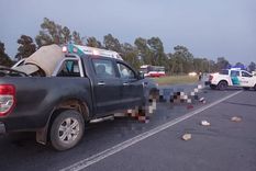La camioneta bajo la cual se halló al cuarto muerto del accidente Foto: NA