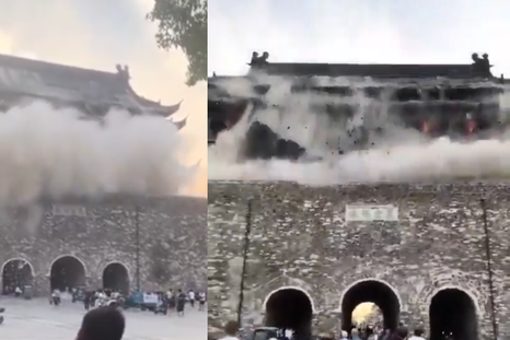 Los turistas presentes en el lugar grabaron el impactante derrumbe y compartieron los videos en las redes sociales Foto: X