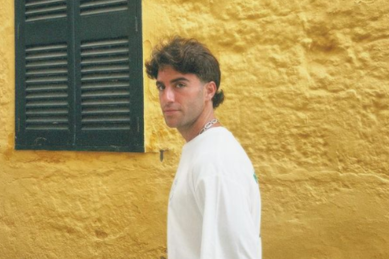 Álvaro de Luna es un joven artista de 29 años conocido por su álbum Levantaremos el sol. Foto: Instagram @alvarodeluna