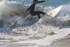 Mateo, es argentino, fanático del surf y hace homeschooling en Mar del Plata Foto: Álbum familiar