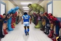 Maradona es despedido por los Avengers. Maradona es despedido por los Avengers.