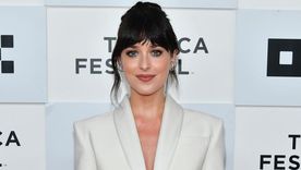 Dakota Johnson logró que los trajes se colarán en nuestros guardarropas Foto: Instagram