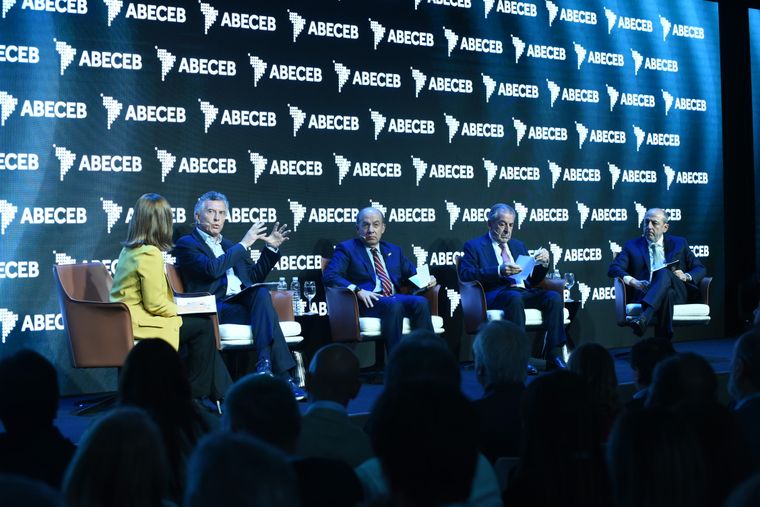 Mauricio Macri participando de un panel con otros expresidentes de la región. Foto: Prensa ABECEB Mauricio Macri participando de un panel con otros expresidentes de la región. Foto: Prensa ABECEB