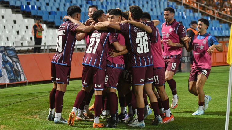 Un tombino de selección. Foto: Santiago Tagua / MDZ