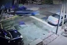 El patrullero perdió el control y atropelló a los jóvenes que estaban sobre la vereda Foto: NA