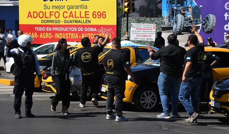 Los taxistas reclamando en el nudo vial.&nbsp;