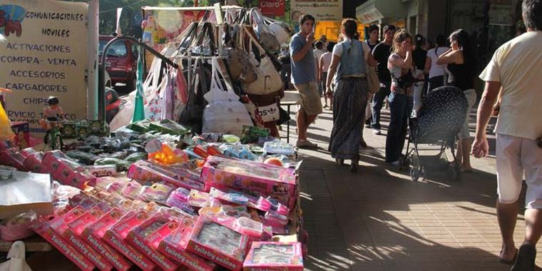 Puestos en las veredas céntricas Foto: Maggie Ojcius/Mediamza.com