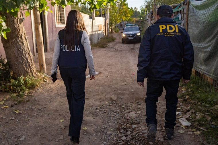 La ministra Mercedes Rus estuvo presente en el procedimiento y siguió de cerca las tareas policiales. La ministra Mercedes Rus estuvo presente en el procedimiento y siguió de cerca las tareas policiales.