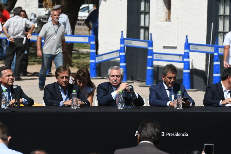 El presidente junto a su ministro de Economía y el gobernador Suarez. Foto: Alf Ponce/MDZ