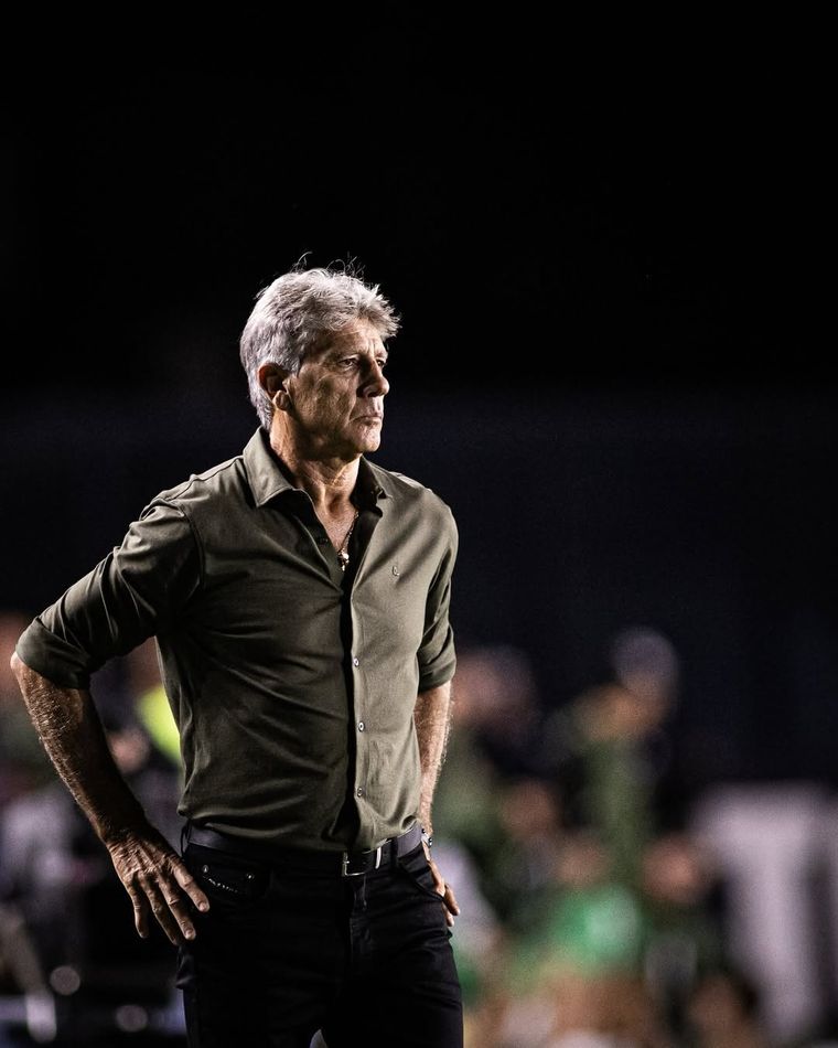 Renato Gaúcho recibió una dura sanción tras no presentarse en un partido y cuestionar públicamente a la Conmebol. Renato Gaúcho recibió una dura sanción tras no presentarse en un partido y cuestionar públicamente a la Conmebol.