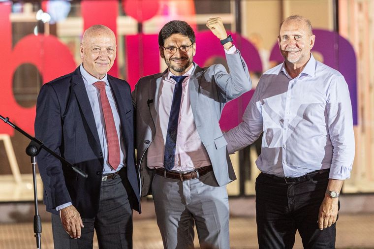 Pullaro junto a los exgobernadores Antonio Bonfatti y Omar Perotti Pullaro junto a los exgobernadores Antonio Bonfatti y Omar Perotti