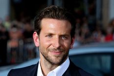 bradley cooper llevo a una mujer muy especial a la entrega de los oscar