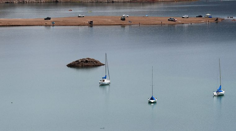La playa pública inaugurada en Potrerillos se consolida como plan de verano. Así es el recorrido desde el Gran Mendoza.