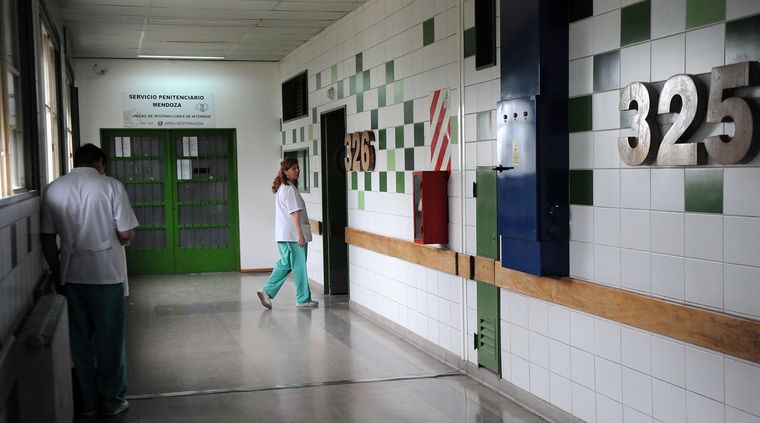 La mujer herida se encuentra internada en grave estado en el Hospital Central. Foto: ALF PONCE MERCADO / MDZ