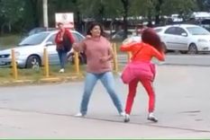 Una violenta pelea causó conmoción en la localidad bonaerense de Merlo. Las protagonistas fueron dos mujeres que salen con un mismo chofer de colectivo. Foto: Captura de video Una violenta pelea causó conmoción en la localidad bonaerense de Merlo. Las protagonistas fueron dos mujeres que salen con un mismo chofer de colectivo. Foto: Captura de video