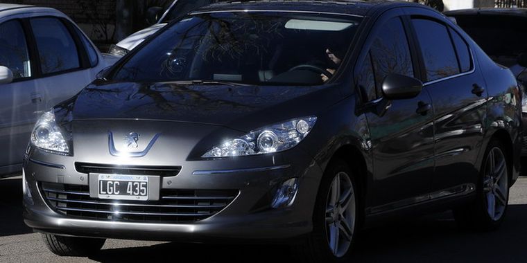 El Gobernador usa ahora un Peugeot cero kilómetro. Foto: Alf Ponce / MDZ