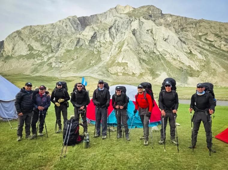 Un grupo de militares alcanzó la cima del Monte Kun a las 00:15 hs (hora Argentina) de este martes 5 de agosto.