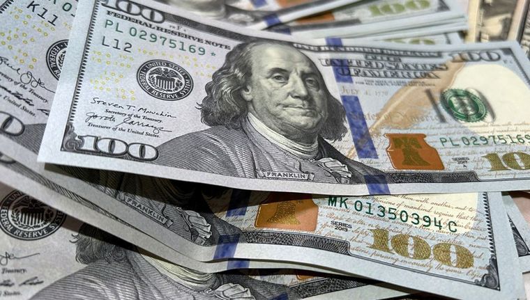 Un dólar con baja cotización podría causa inconvenientes para engrosar las arcas nacionales, aseguró el economista Ferreres Foto: ALF PONCE MERCADO / MDZ