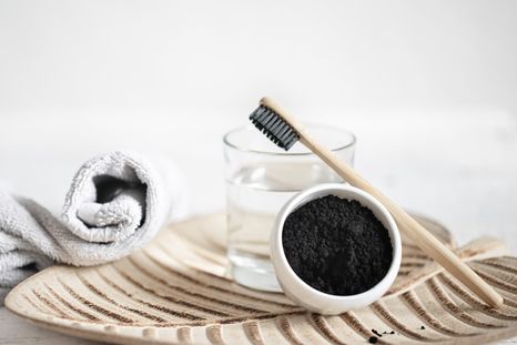 La Anmat retiró del mercado un dentífrico con carbón natural por presentar datos falsos sobre su inscripción sanitaria. Foto: Freepik La Anmat retiró del mercado un dentífrico con carbón natural por presentar datos falsos sobre su inscripción sanitaria. Foto: Freepik