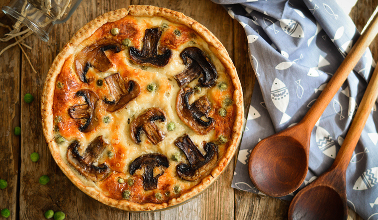 Tarta salada de hongos y cebolla: sabores de la naturaleza en tu mesa Foto: Shutterstock